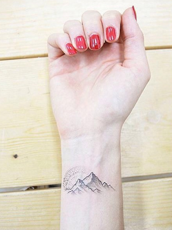 Tatuajes pequeños: una montaña en tu muñeca