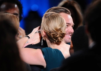 Kate Winslet, la primera en abrazar a DiCaprio por sus éxitos