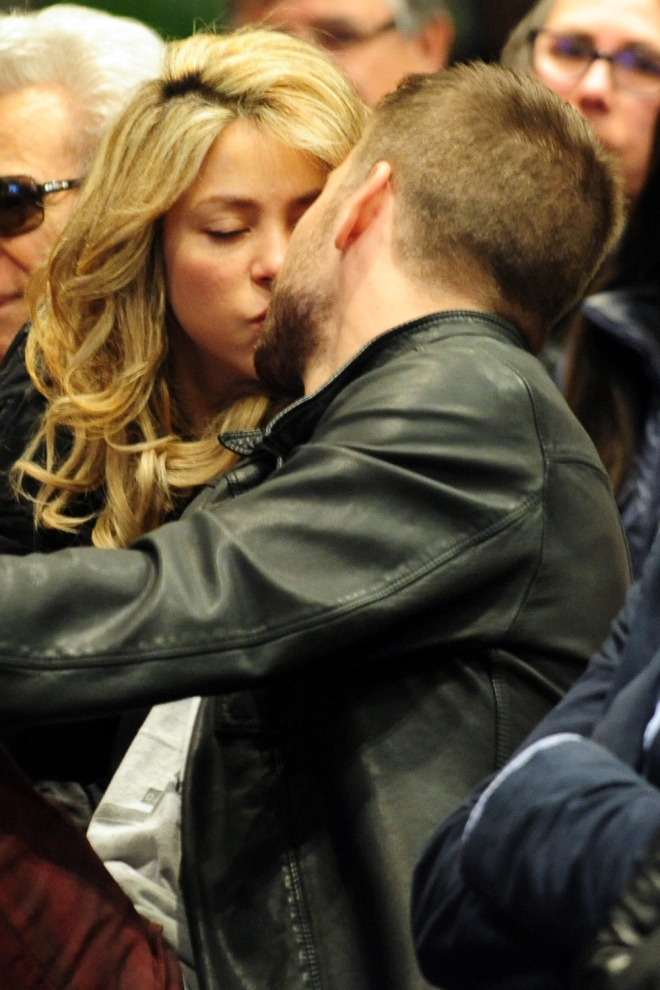 Shakira y Piqué, todo besos