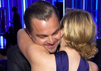 Los abrazos de Kate Winslet y Leo DiCaprio, un clásico