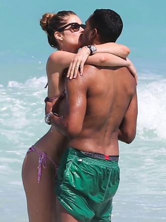 Doutzen Kroes y Sunnery James, amor y besos en la playa