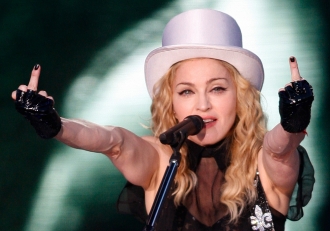 Peinetas de famosos: Madonna, sacando dos dedos