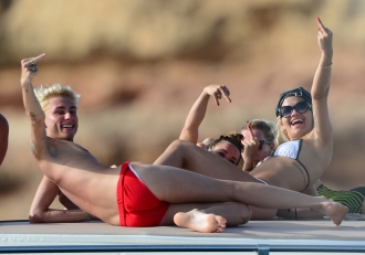 Peinetas de famosos: Rita Ora, sacando el dedo con sus amigos