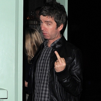 Famosos haciendo peinetas: Noel Gallagher, muy maleducado