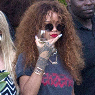 Peinetas de famosos: Rihanna, sacando el dedo corazón