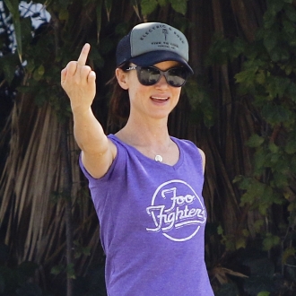 Peinetas de famosos: Juliette Lewis, sacando el dedo