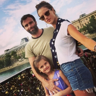Alessandra Ambrosio y Jamie Mazur, con su hija Anja Louise