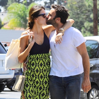 Besos y besos, así es el amor de Jamie Mazur y Alessandra Ambrosio