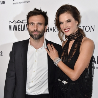 El novio de Alessandra Ambrosio, siempre a su lado