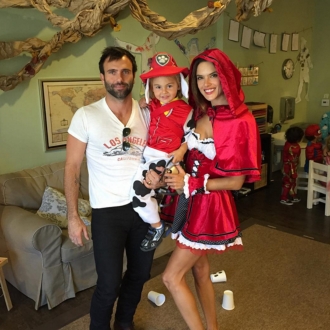 Alessandra Ambrosio y su prometido, con el pequeño Noah Phoenix