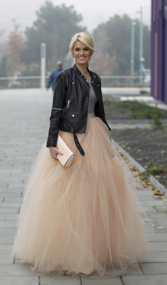 Las cazadoras de cuero también son para novias como Adriana Abenia