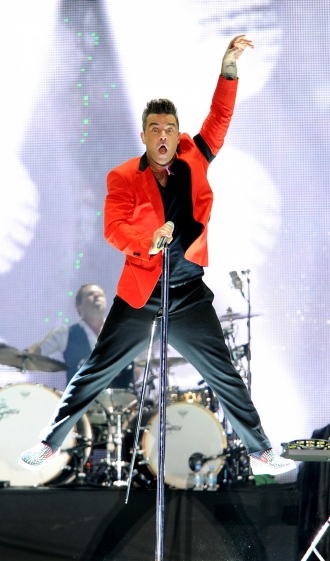 Robbie Williams, experto en 'volar' en el escenario