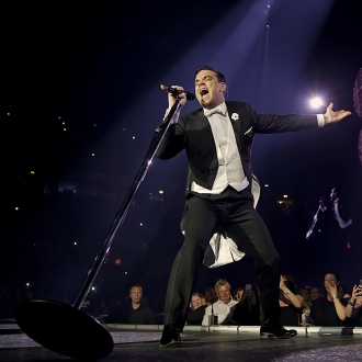 Las fans de Robbie Williams, encantadas cuando lo dan todo