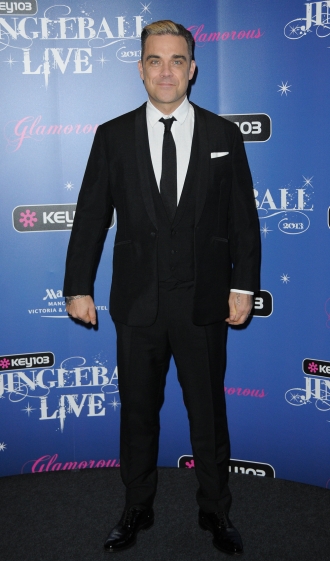 Robbie Williams también posa como un buen chico