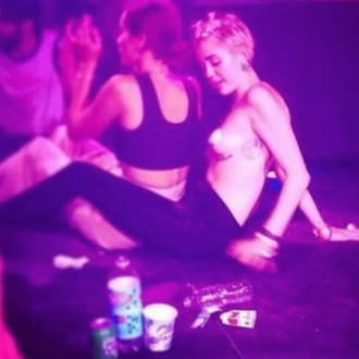 Desnudas en Instagram: Miley Cyrus en topless