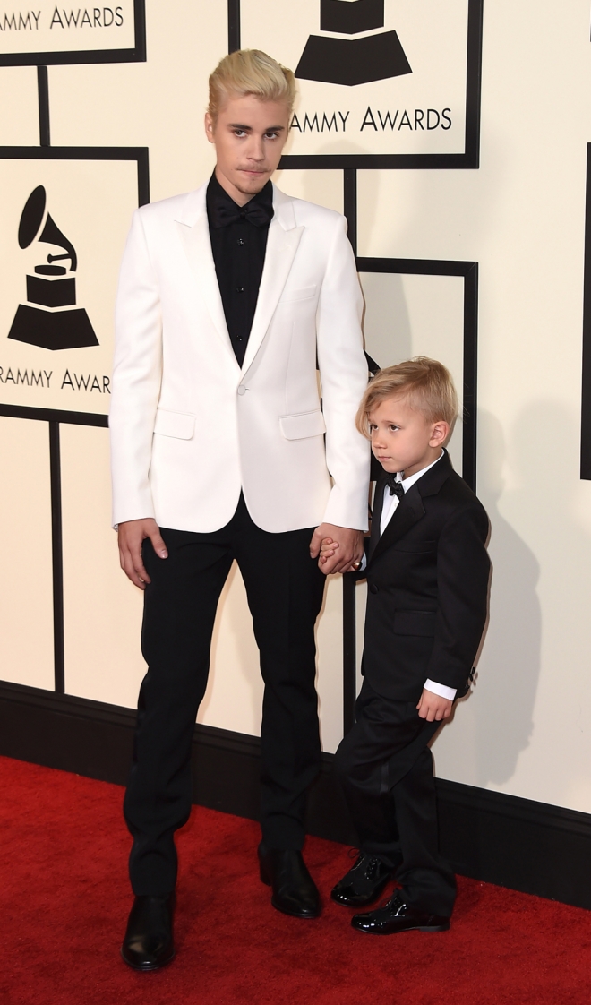Momentazos Grammys 2016: Justin Bieber, con su hermano en la alfombra roja