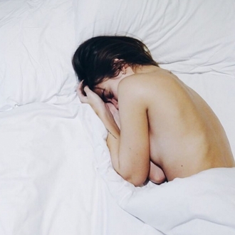 Famosas desnudas: el topless más discreto de Laura Escanes