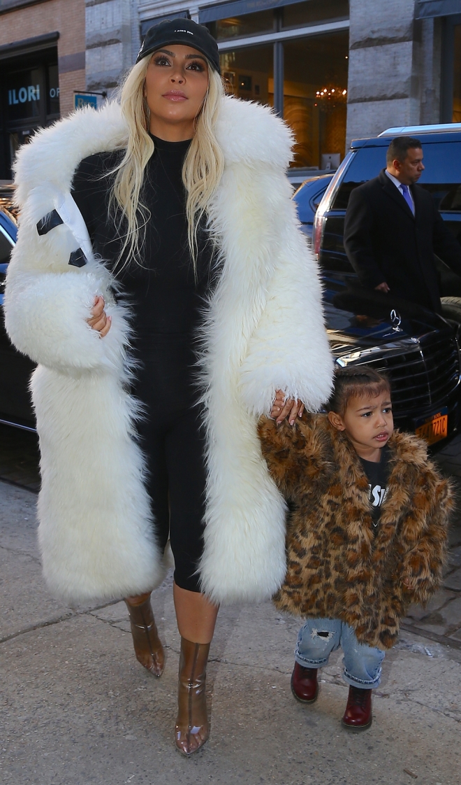 Famosas con abrigos de piel: Kim Kardashian y North West