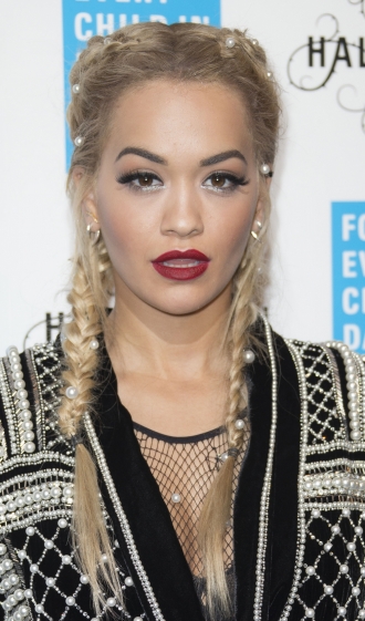 Boxer braids: las trenzas de Rita Ora, decoradas