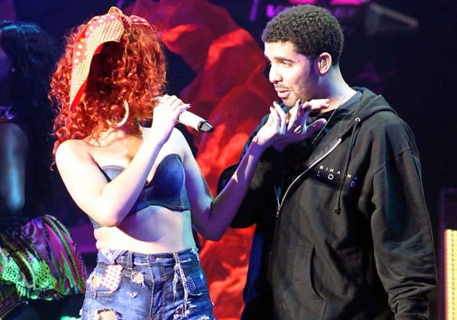 Rihanna, muy sexy con Drake en sus conciertos