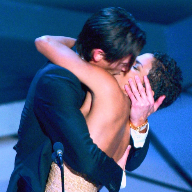 Momentazos de Oscars: El beso de Halle Berry y Adrien Brody