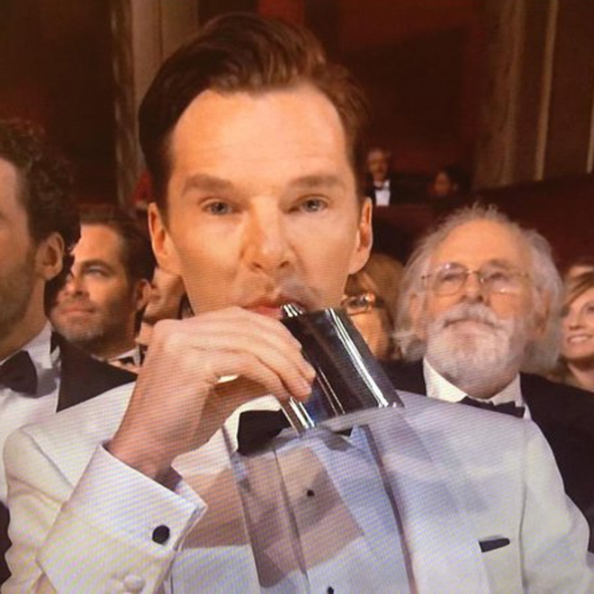 Momentazos Oscars: Benedict Cumberbatch y su petaca