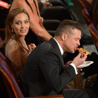Momentazos Oscars: Brad Pitt comiendo pizza