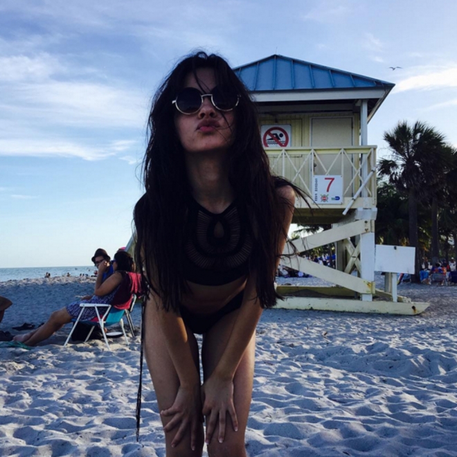 Camila Cabello, muy sexy en la playa