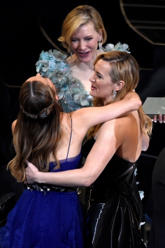 Gala Oscars 2016: El abrazo de Brie Larson y Cate Blanchett