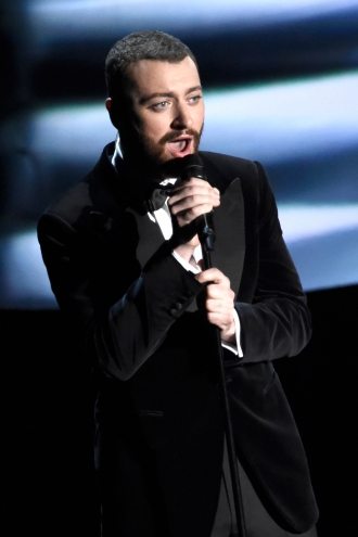 Gala Oscars 2016: Sam Smith, a lo James Bond