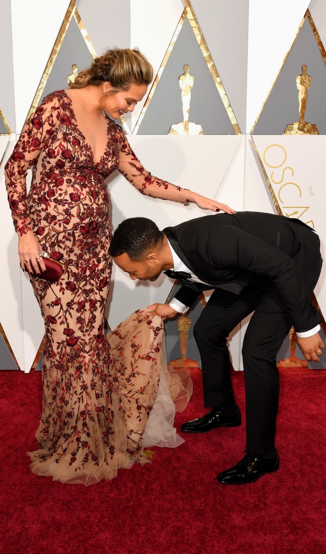Momentazos Oscars 2016: John Legend, estilista de Chrissy Teigen