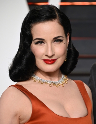 Peinados Oscars 2016: el pelo retro de Dita von Teese
