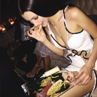 Famosas comiendo: Bella Hadid, encantada con la comida rápida