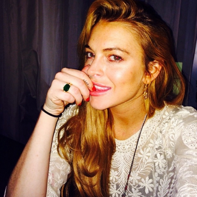 Tatuajes en los dedos: El shhhh de Lindsay Lohan