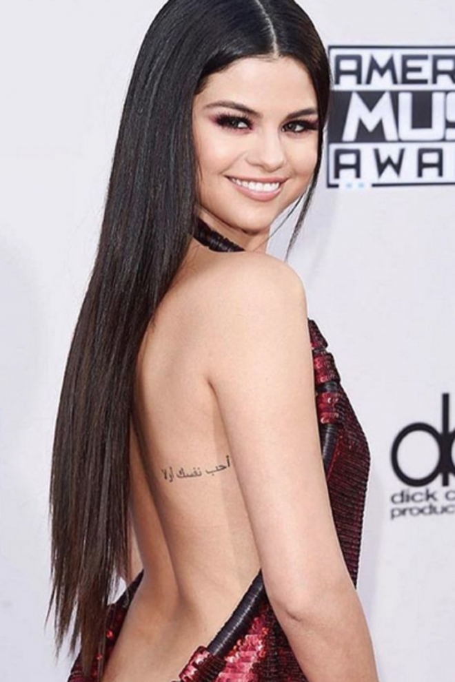 Tatuajes en las costillas: La frase de Selena Gomez