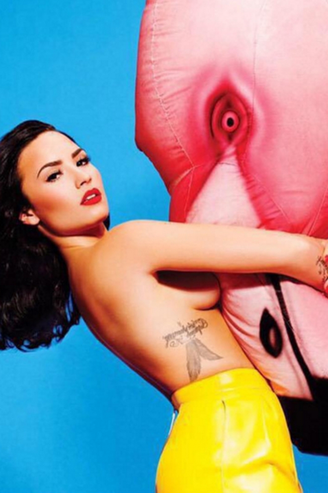 Tatuajes en las costillas: las plumas de Demi Lovato