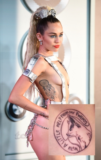 Tatuajes en las costillas: el perro de Miley Cyrus