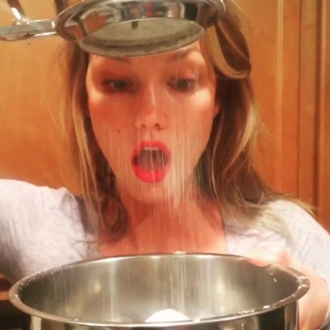 La cara más divertida de Karlie Kloss cocinando