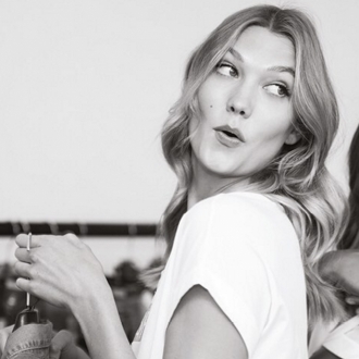 Karlie Kloss, divertida en el backstage