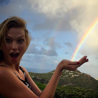 Karlie Kloss, divertida disfrutando de la magia de la naturaleza