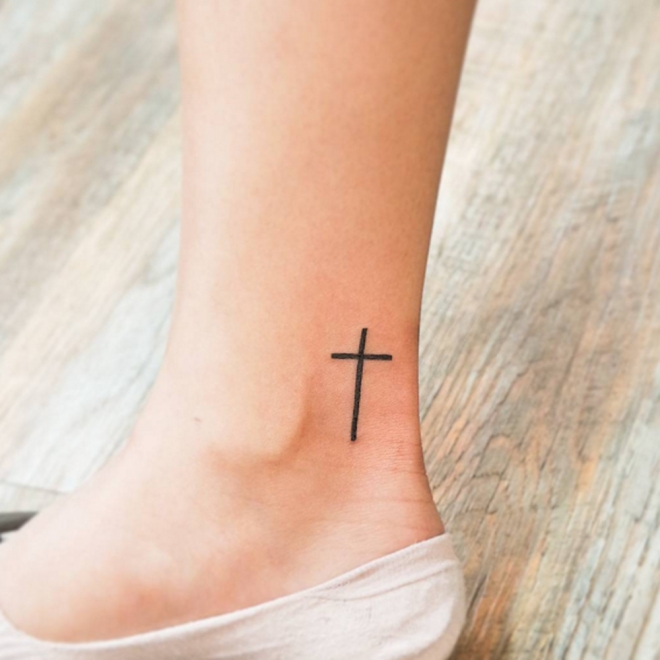 Tatuajes para el tobillo: la cruz más simple y bella