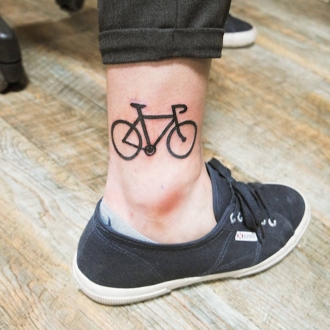 Tatuajes para el tobillo: la libertad de la bicicleta