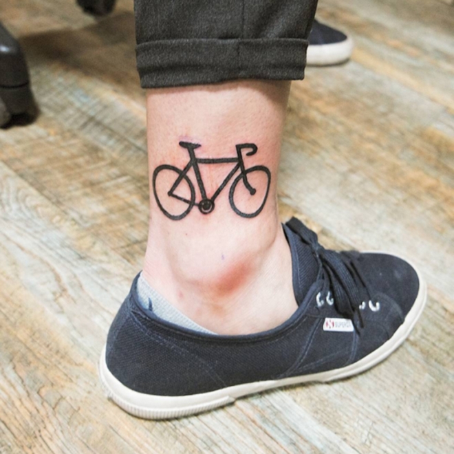 Tatuajes para el tobillo: la libertad de la bicicleta