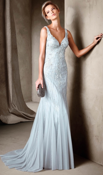 Vestidos de novia diferentes: azul y con pedrería, de Pronovias