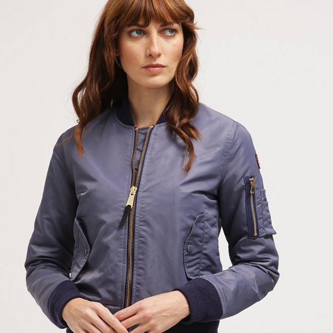 Looks con chaqueta bomber: la versión azul de Zalando