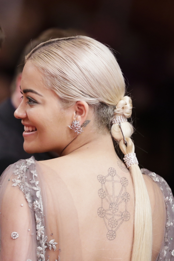 Tatuajes en la espalda: Los símbolos de Rita Ora