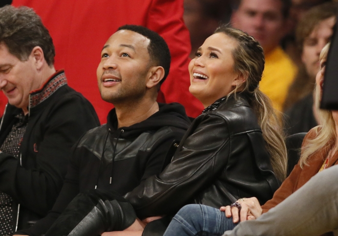 Famosos en el baloncesto: Chrissy Teigen y John Legend