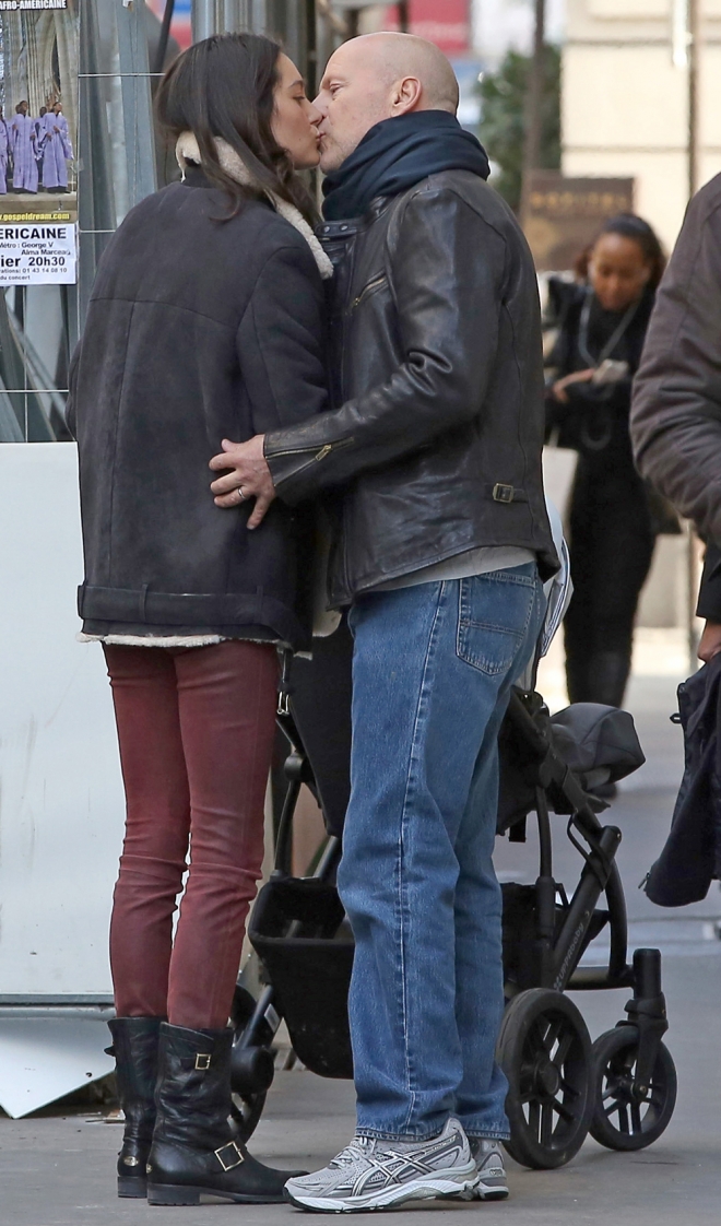 Bruce Willis y Emma Heming, todo besos
