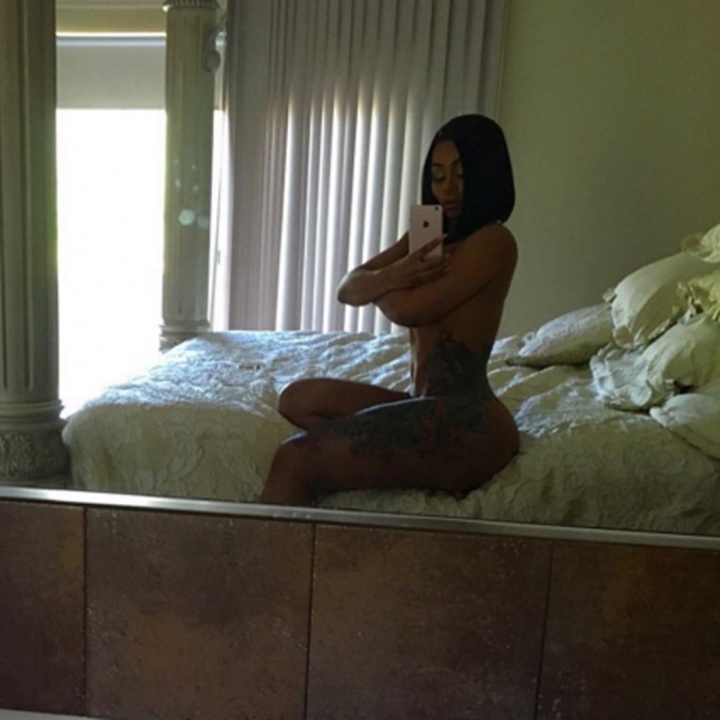 Especializarse Grasa Tristemente Blac Chyna, desnuda en Instagram en un espejo