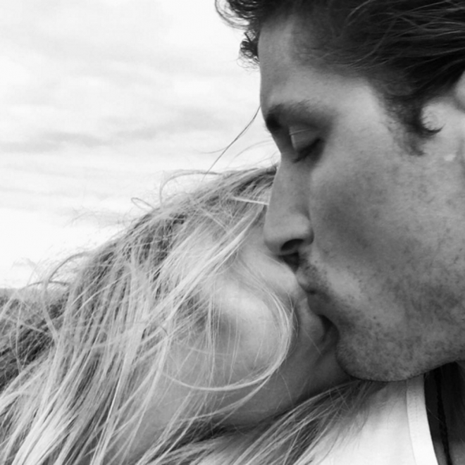 El beso más romántico de Candice Swanepoel y su novio
